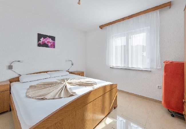 Ferienwohnung in Sukošan - Ferienwohnung in Sukošan mit Meerblick, Terrasse, Klimaanlage, W-LAN (3495-4) Ferienwohnung in Sukošan - Ferienwohnung in Sukošan mit Meerblick, Terrasse, Klimaanlage, W-LAN (3495-4)