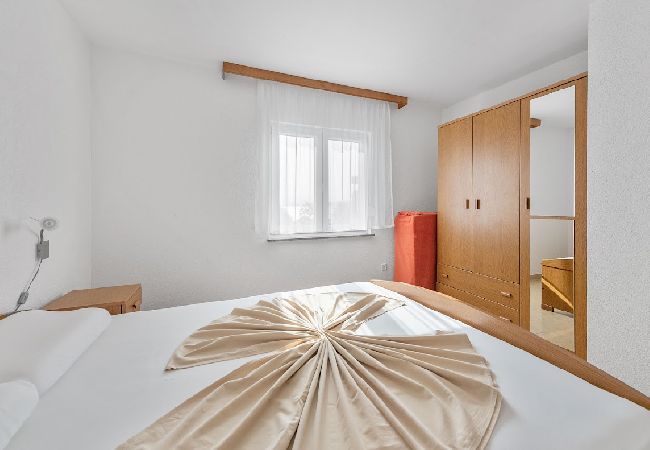 Ferienwohnung in Sukošan - Ferienwohnung in Sukošan mit Meerblick, Terrasse, Klimaanlage, W-LAN (3495-4) Ferienwohnung in Sukošan - Ferienwohnung in Sukošan mit Meerblick, Terrasse, Klimaanlage, W-LAN (3495-4)