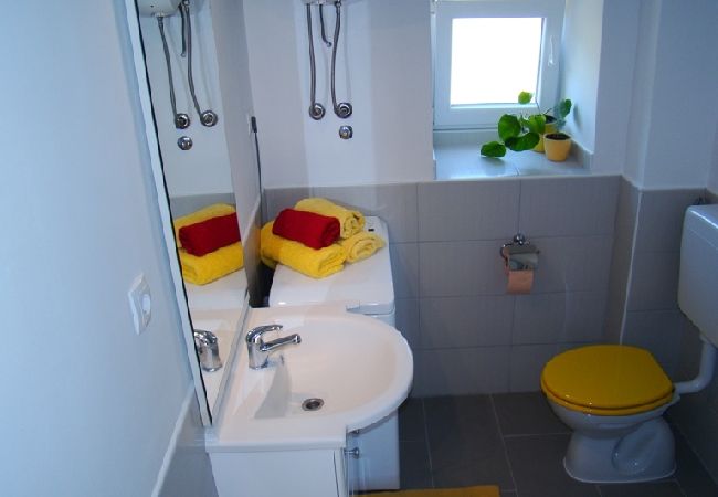 Ferienwohnung in Prvic Luka - Ferienwohnung in Prvić Luka mit Meerblick, Terrasse, Klimaanlage, W-LAN (3347-1) Ferienwohnung in Prvic Luka - Ferienwohnung in Prvić Luka mit Meerblick, Terrasse, Klimaanlage, W-LAN (3347-1)