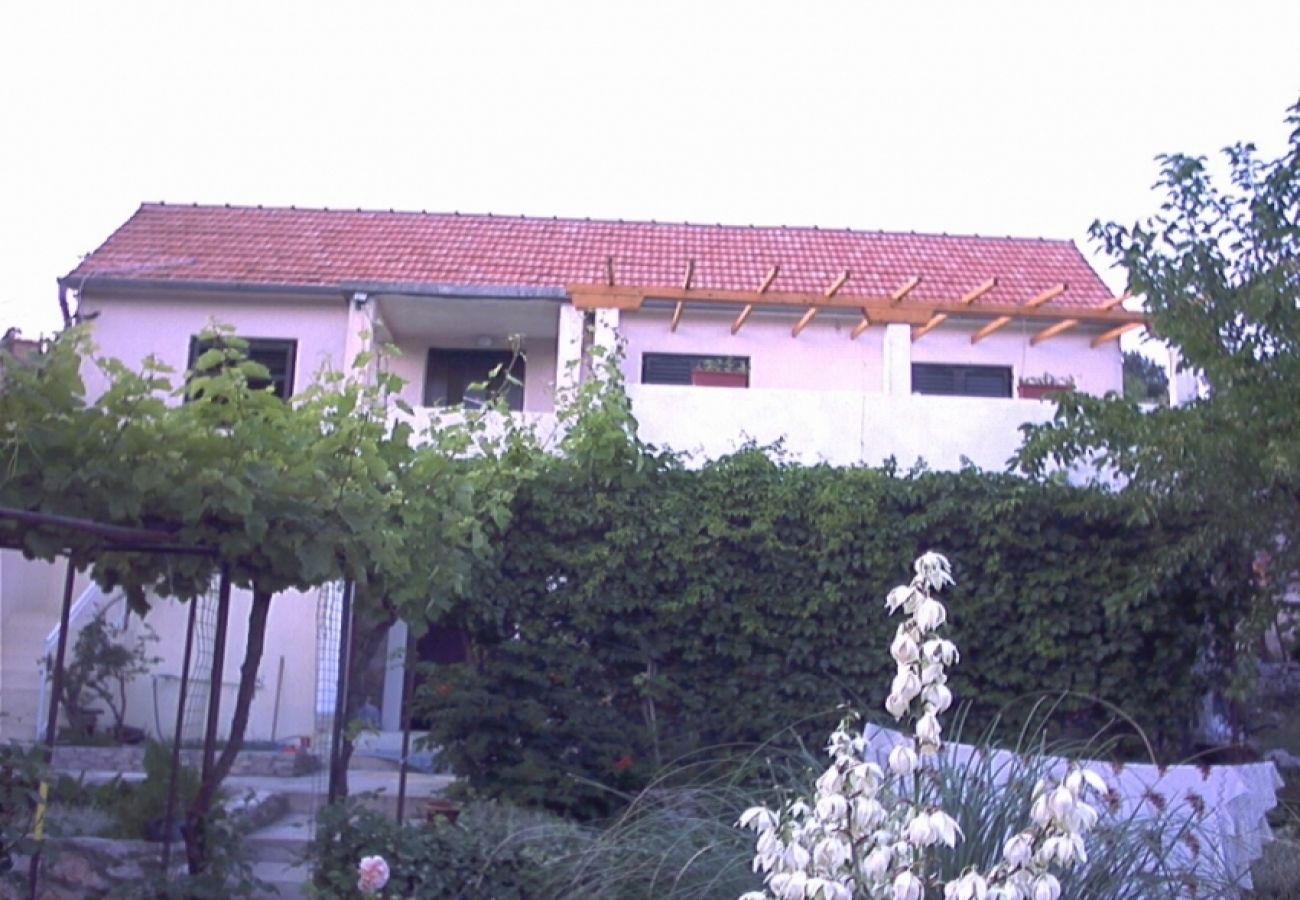 Ferienwohnung in Prvic Luka - Ferienwohnung in Prvić Luka mit Meerblick, Terrasse, Klimaanlage, W-LAN (3347-1)