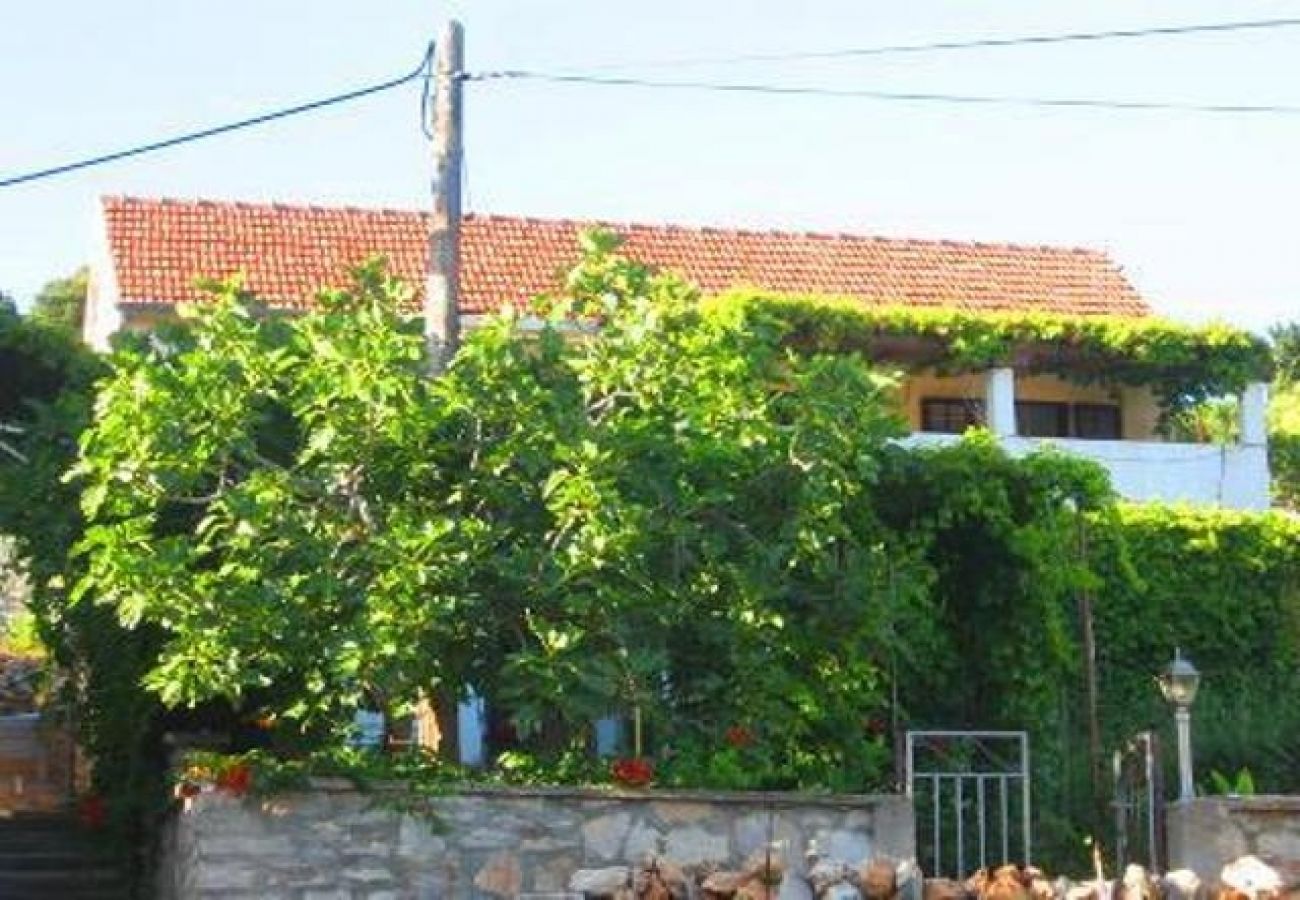 Ferienwohnung in Prvic Luka - Ferienwohnung in Prvić Luka mit Meerblick, Terrasse, Klimaanlage, W-LAN (3347-1)