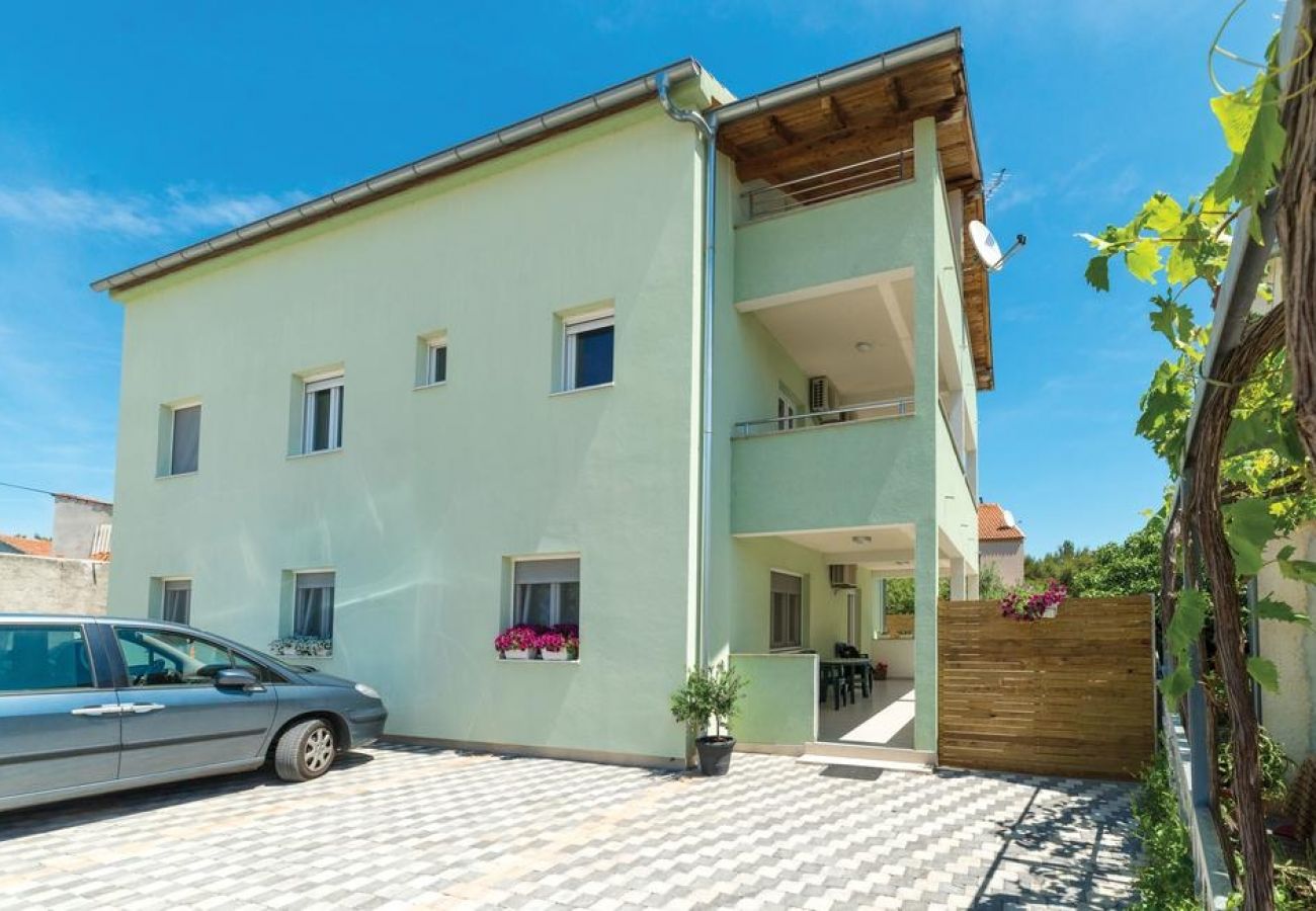 Ferienwohnung in Pakoštane - Ferienwohnung in Pakoštane mit Terrasse, Klimaanlage, W-LAN, Waschmaschine (3548-1)