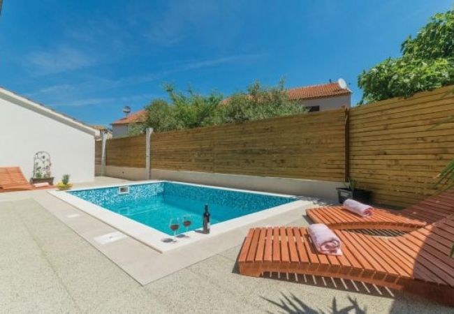 Ferienwohnung in Pakoštane - Ferienwohnung in Pakoštane mit Terrasse, Klimaanlage, W-LAN, Waschmaschine (3548-2) Ferienwohnung in Pakoštane - Ferienwohnung in Pakoštane mit Terrasse, Klimaanlage, W-LAN, Waschmaschine (3548-2)