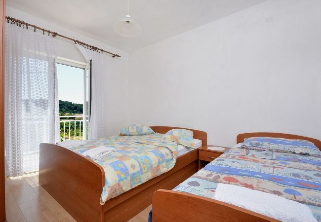 Ferienwohnung in Žuljana - Ferienwohnung in Žuljana mit Meerblick, Terrasse, W-LAN, Spülmaschine (3558-2) Ferienwohnung in Žuljana - Ferienwohnung in Žuljana mit Meerblick, Terrasse, W-LAN, Spülmaschine (3558-2)