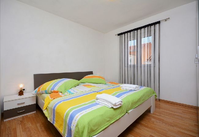 Ferienwohnung in Žuljana - Ferienwohnung in Žuljana mit Meerblick, Terrasse, Klimaanlage, W-LAN (3558-3) Ferienwohnung in Žuljana - Ferienwohnung in Žuljana mit Meerblick, Terrasse, Klimaanlage, W-LAN (3558-3)