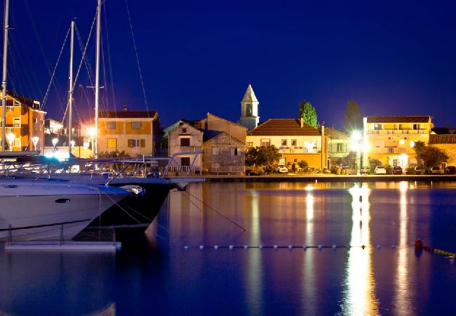 Ferienwohnung in Sukošan - Ferienwohnung in Sukošan mit Meerblick, Balkon, Klimaanlage, W-LAN (654-2) Ferienwohnung in Sukošan - Ferienwohnung in Sukošan mit Meerblick, Balkon, Klimaanlage, W-LAN (654-2)