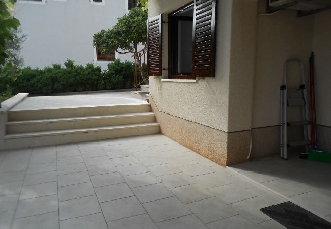 Studio in Vodice - Studioapartment in Vodice mit Terrasse, Klimaanlage, W-LAN, Waschmaschine (3420-2) Studio in Vodice - Studioapartment in Vodice mit Terrasse, Klimaanlage, W-LAN, Waschmaschine (3420-2)