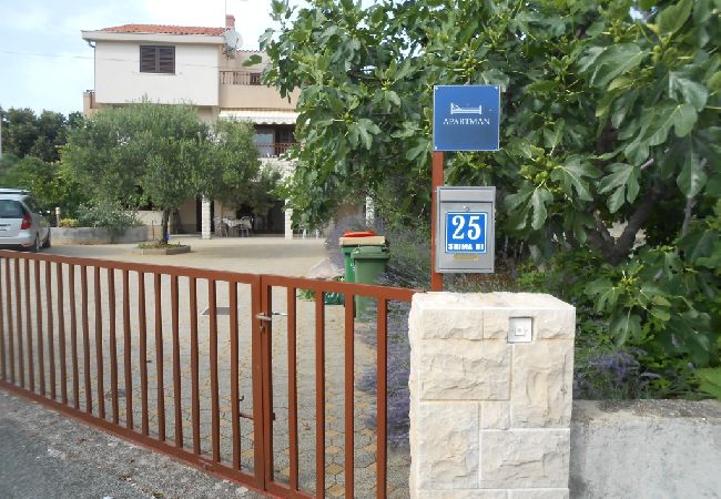 Studio in Vodice - Studioapartment in Vodice mit Terrasse, Klimaanlage, W-LAN, Waschmaschine (3420-2) Studio in Vodice - Studioapartment in Vodice mit Terrasse, Klimaanlage, W-LAN, Waschmaschine (3420-2)