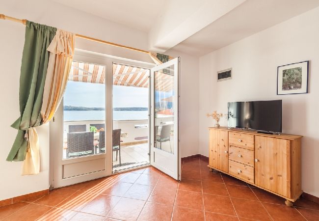 Ferienwohnung in Kustici - Ferienwohnung in Kustici mit Meerblick, Balkon, Klimaanlage, W-LAN (3589-3) Ferienwohnung in Kustici - Ferienwohnung in Kustici mit Meerblick, Balkon, Klimaanlage, W-LAN (3589-3)