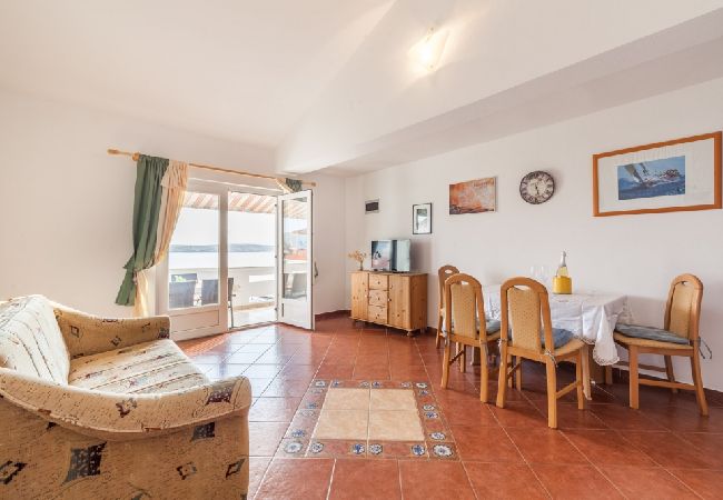 Ferienwohnung in Kustici - Ferienwohnung in Kustici mit Meerblick, Balkon, Klimaanlage, W-LAN (3589-3) Ferienwohnung in Kustici - Ferienwohnung in Kustici mit Meerblick, Balkon, Klimaanlage, W-LAN (3589-3)
