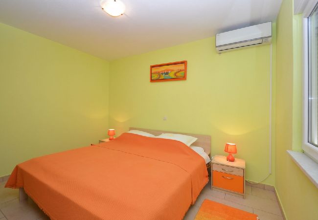 Ferienwohnung in Karbuni - Ferienwohnung in Karbuni mit Meerblick, Terrasse, Klimaanlage, W-LAN (3609-2) Ferienwohnung in Karbuni - Ferienwohnung in Karbuni mit Meerblick, Terrasse, Klimaanlage, W-LAN (3609-2)