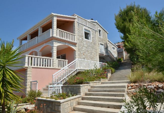 Ferienwohnung in Karbuni - Ferienwohnung in Karbuni mit Meerblick, Terrasse, Klimaanlage, W-LAN (3609-2) Ferienwohnung in Karbuni - Ferienwohnung in Karbuni mit Meerblick, Terrasse, Klimaanlage, W-LAN (3609-2)