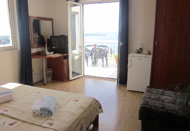 Zimmeranmietung in Hvar - Zimmer in Hvar-Stadt mit Meerblick, Terrasse, Klimaanlage, W-LAN (3666-3) Zimmeranmietung in Hvar - Zimmer in Hvar-Stadt mit Meerblick, Terrasse, Klimaanlage, W-LAN (3666-3)