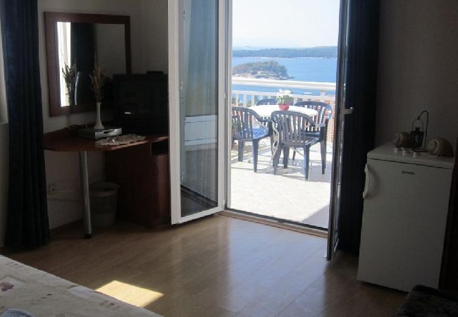 Zimmeranmietung in Hvar - Zimmer in Hvar-Stadt mit Meerblick, Terrasse, Klimaanlage, W-LAN (3666-3) Zimmeranmietung in Hvar - Zimmer in Hvar-Stadt mit Meerblick, Terrasse, Klimaanlage, W-LAN (3666-3)