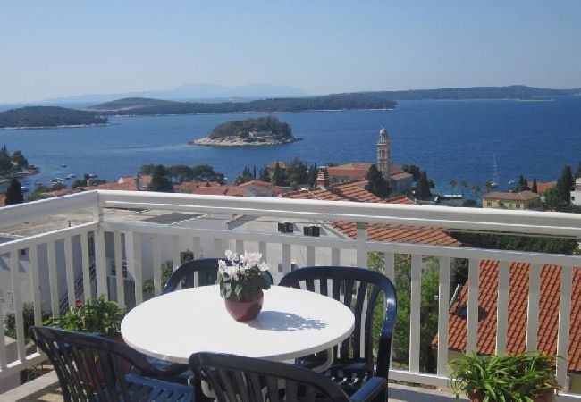 Zimmeranmietung in Hvar - Zimmer in Hvar-Stadt mit Meerblick, Terrasse, Klimaanlage, W-LAN (3666-3) Zimmeranmietung in Hvar - Zimmer in Hvar-Stadt mit Meerblick, Terrasse, Klimaanlage, W-LAN (3666-3)