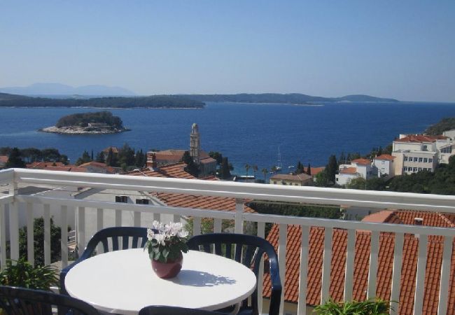 Zimmeranmietung in Hvar - Zimmer in Hvar-Stadt mit Meerblick, Terrasse, Klimaanlage, W-LAN (3666-3) Zimmeranmietung in Hvar - Zimmer in Hvar-Stadt mit Meerblick, Terrasse, Klimaanlage, W-LAN (3666-3)