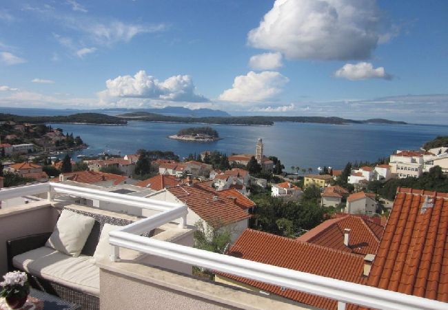 Ferienwohnung in Hvar - Ferienwohnung in Hvar-Stadt mit Meerblick, Terrasse, Klimaanlage, W-LAN (3666-4) Ferienwohnung in Hvar - Ferienwohnung in Hvar-Stadt mit Meerblick, Terrasse, Klimaanlage, W-LAN (3666-4)