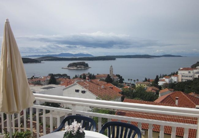 Ferienwohnung in Hvar - Ferienwohnung in Hvar-Stadt mit Meerblick, Terrasse, Klimaanlage, W-LAN (3666-4) Ferienwohnung in Hvar - Ferienwohnung in Hvar-Stadt mit Meerblick, Terrasse, Klimaanlage, W-LAN (3666-4)