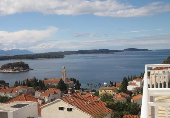 Ferienwohnung in Hvar - Ferienwohnung in Hvar-Stadt mit Meerblick, Terrasse, Klimaanlage, W-LAN (3666-5) Ferienwohnung in Hvar - Ferienwohnung in Hvar-Stadt mit Meerblick, Terrasse, Klimaanlage, W-LAN (3666-5)