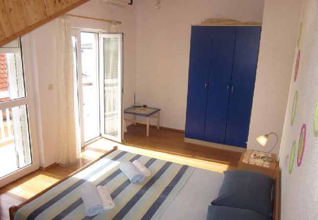 Ferienwohnung in Hvar - Ferienwohnung in Hvar-Stadt mit Meerblick, Terrasse, Klimaanlage, W-LAN (3666-5) Ferienwohnung in Hvar - Ferienwohnung in Hvar-Stadt mit Meerblick, Terrasse, Klimaanlage, W-LAN (3666-5)