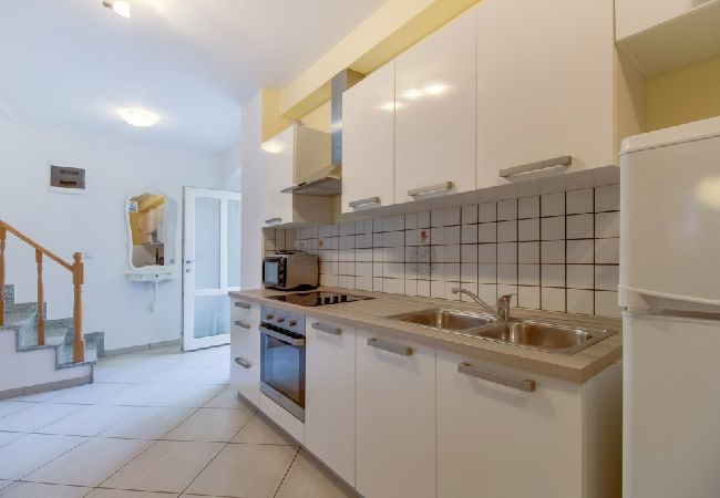 Ferienwohnung in Mali Lošinj - Ferienwohnung in Mali Lošinj mit Terrasse, Klimaanlage, Waschmaschine (3683-1) Ferienwohnung in Mali Lošinj - Ferienwohnung in Mali Lošinj mit Terrasse, Klimaanlage, Waschmaschine (3683-1)