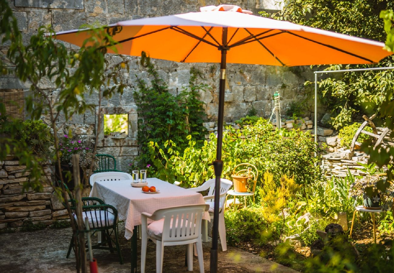 Ferienhaus in Žrnovo - Ferienhaus in Žrnovo mit Terrasse, Klimaanlage, W-LAN (3709-2)