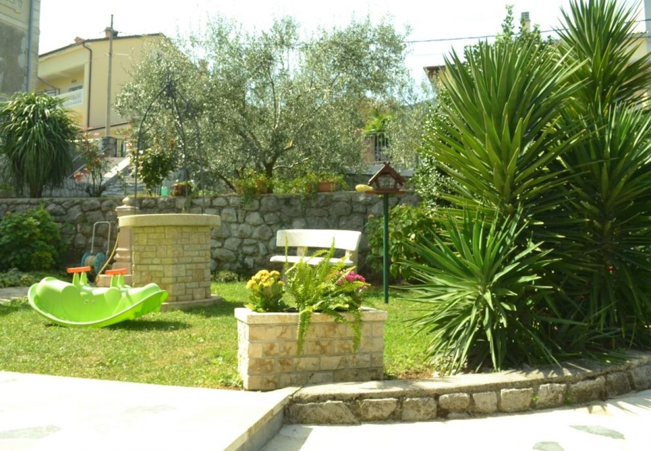 Ferienwohnung in Lovran - Ferienwohnung in Lovran mit Terrasse, Klimaanlage, W-LAN, Waschmaschine (3735-1)