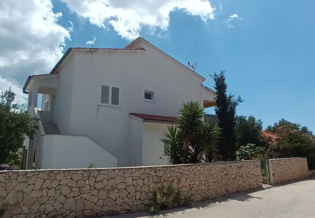 Ferienwohnung in Ražanj - Ferienwohnung in Ražanj mit Terrasse, Klimaanlage, W-LAN, Waschmaschine (3743-3)