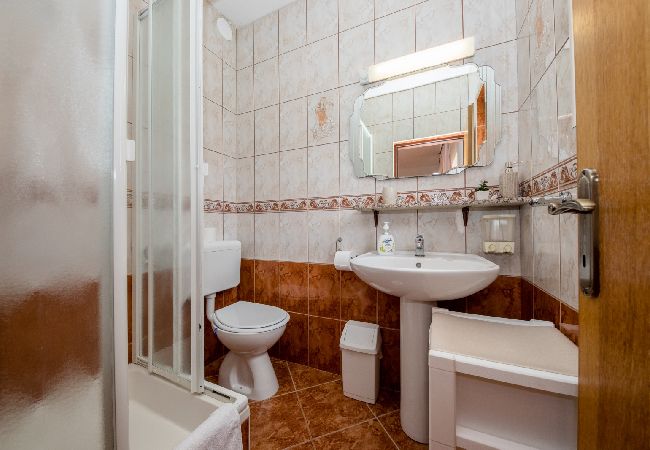 Ferienwohnung in Mundanije - Ferienwohnung in Mundanije mit Meerblick, Terrasse, Klimaanlage, W-LAN (3748-1) Ferienwohnung in Mundanije - Ferienwohnung in Mundanije mit Meerblick, Terrasse, Klimaanlage, W-LAN (3748-1)