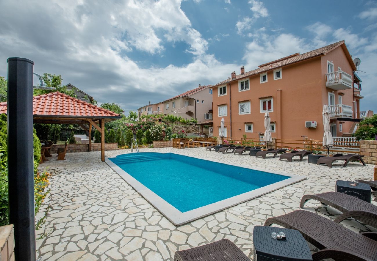 Ferienwohnung in Mundanije - Ferienwohnung in Mundanije mit Meerblick, Terrasse, Klimaanlage, W-LAN (3748-1)