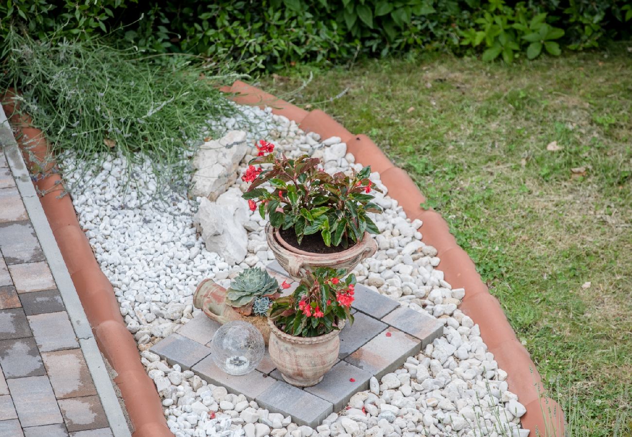 Ferienwohnung in Mundanije - Ferienwohnung in Mundanije mit Meerblick, Terrasse, Klimaanlage, W-LAN (3748-1)