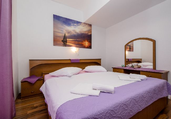 Ferienwohnung in Mundanije - Ferienwohnung in Mundanije mit Meerblick, Terrasse, Klimaanlage, W-LAN (3748-2) Ferienwohnung in Mundanije - Ferienwohnung in Mundanije mit Meerblick, Terrasse, Klimaanlage, W-LAN (3748-2)