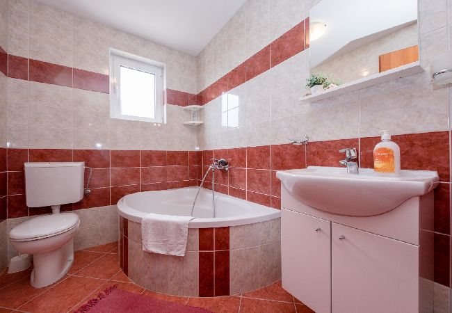 Ferienwohnung in Mundanije - Ferienwohnung in Mundanije mit Meerblick, Terrasse, Klimaanlage, W-LAN (3748-2) Ferienwohnung in Mundanije - Ferienwohnung in Mundanije mit Meerblick, Terrasse, Klimaanlage, W-LAN (3748-2)