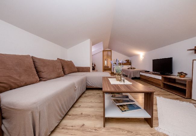 Ferienwohnung in Mundanije - Ferienwohnung in Mundanije mit Meerblick, Terrasse, Klimaanlage, W-LAN (3748-3) Ferienwohnung in Mundanije - Ferienwohnung in Mundanije mit Meerblick, Terrasse, Klimaanlage, W-LAN (3748-3)