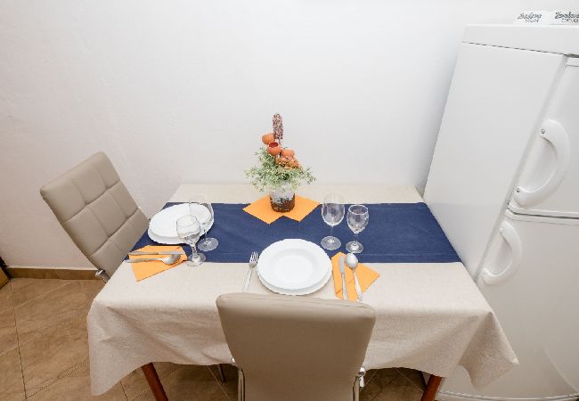 Ferienwohnung in Mundanije - Ferienwohnung in Mundanije mit Meerblick, Terrasse, Klimaanlage, W-LAN (3748-4) Ferienwohnung in Mundanije - Ferienwohnung in Mundanije mit Meerblick, Terrasse, Klimaanlage, W-LAN (3748-4)