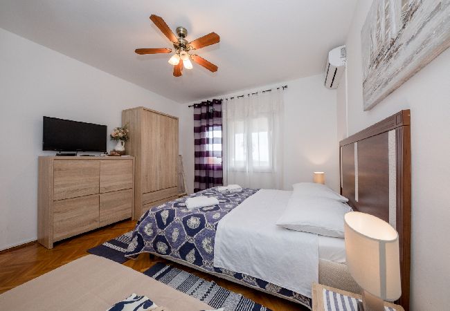 Ferienwohnung in Mundanije - Ferienwohnung in Mundanije mit Meerblick, Terrasse, Klimaanlage, W-LAN (3748-4) Ferienwohnung in Mundanije - Ferienwohnung in Mundanije mit Meerblick, Terrasse, Klimaanlage, W-LAN (3748-4)