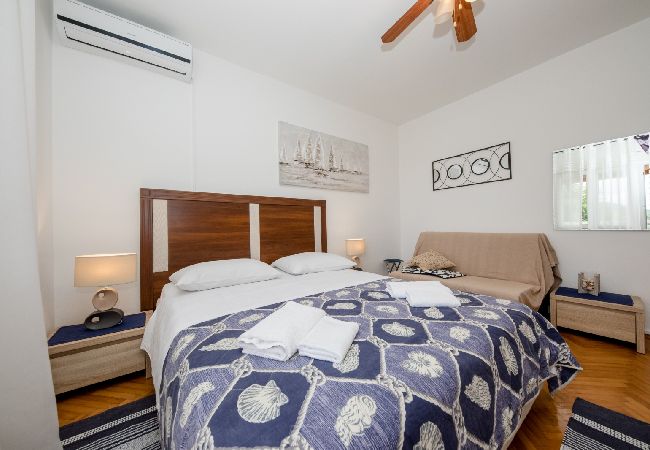 Ferienwohnung in Mundanije - Ferienwohnung in Mundanije mit Meerblick, Terrasse, Klimaanlage, W-LAN (3748-4) Ferienwohnung in Mundanije - Ferienwohnung in Mundanije mit Meerblick, Terrasse, Klimaanlage, W-LAN (3748-4)