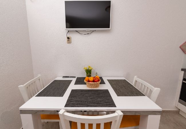 Ferienwohnung in Bol - Ferienwohnung in Bol mit Meerblick, Terrasse, Klimaanlage, W-LAN (3757-3) Ferienwohnung in Bol - Ferienwohnung in Bol mit Meerblick, Terrasse, Klimaanlage, W-LAN (3757-3)