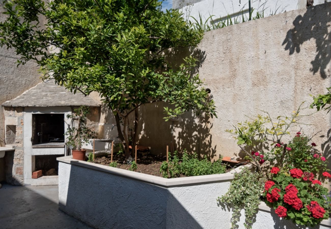 Ferienwohnung in Bol - Ferienwohnung in Bol mit Terrasse, Klimaanlage, W-LAN, Spülmaschine (3758-1)