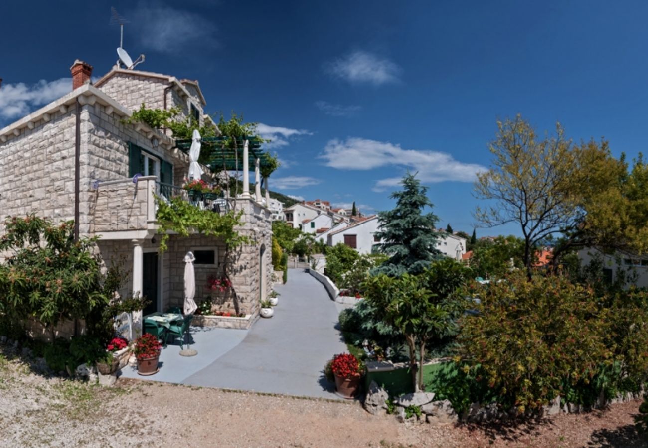 Ferienwohnung in Bol - Ferienwohnung in Bol mit Terrasse, Klimaanlage, W-LAN, Spülmaschine (3758-1)