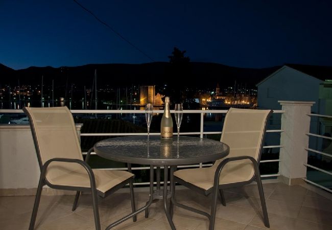 Ferienwohnung in Trogir - Ferienwohnung in Trogir mit Meerblick, Terrasse, Klimaanlage, W-LAN (3788-2) Ferienwohnung in Trogir - Ferienwohnung in Trogir mit Meerblick, Terrasse, Klimaanlage, W-LAN (3788-2)