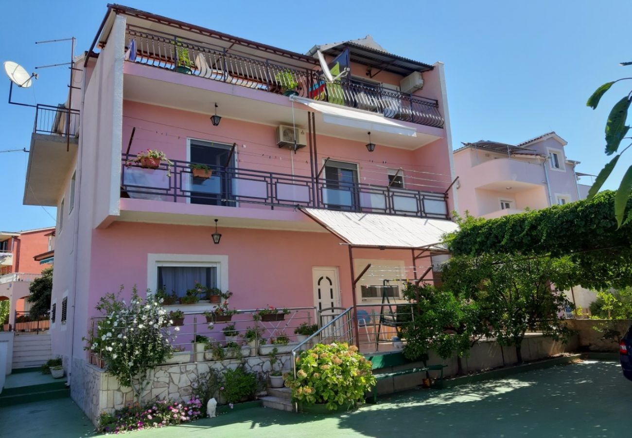 Ferienwohnung in Sibenik - Ferienwohnung in Brodarica mit Meerblick, Terrasse, Klimaanlage, W-LAN (3814-1)