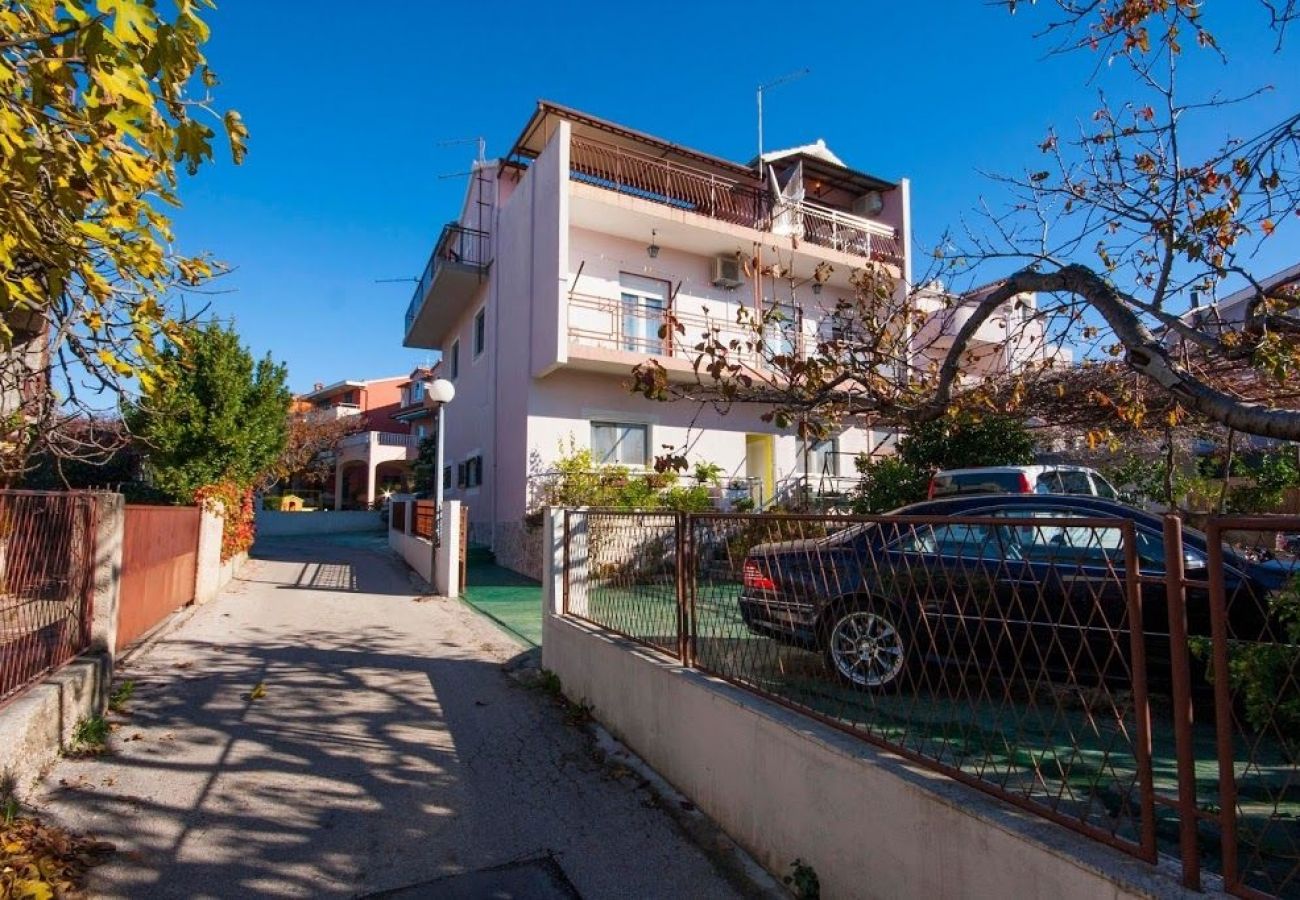 Ferienwohnung in Sibenik - Ferienwohnung in Brodarica mit Meerblick, Terrasse, Klimaanlage, W-LAN (3814-1)