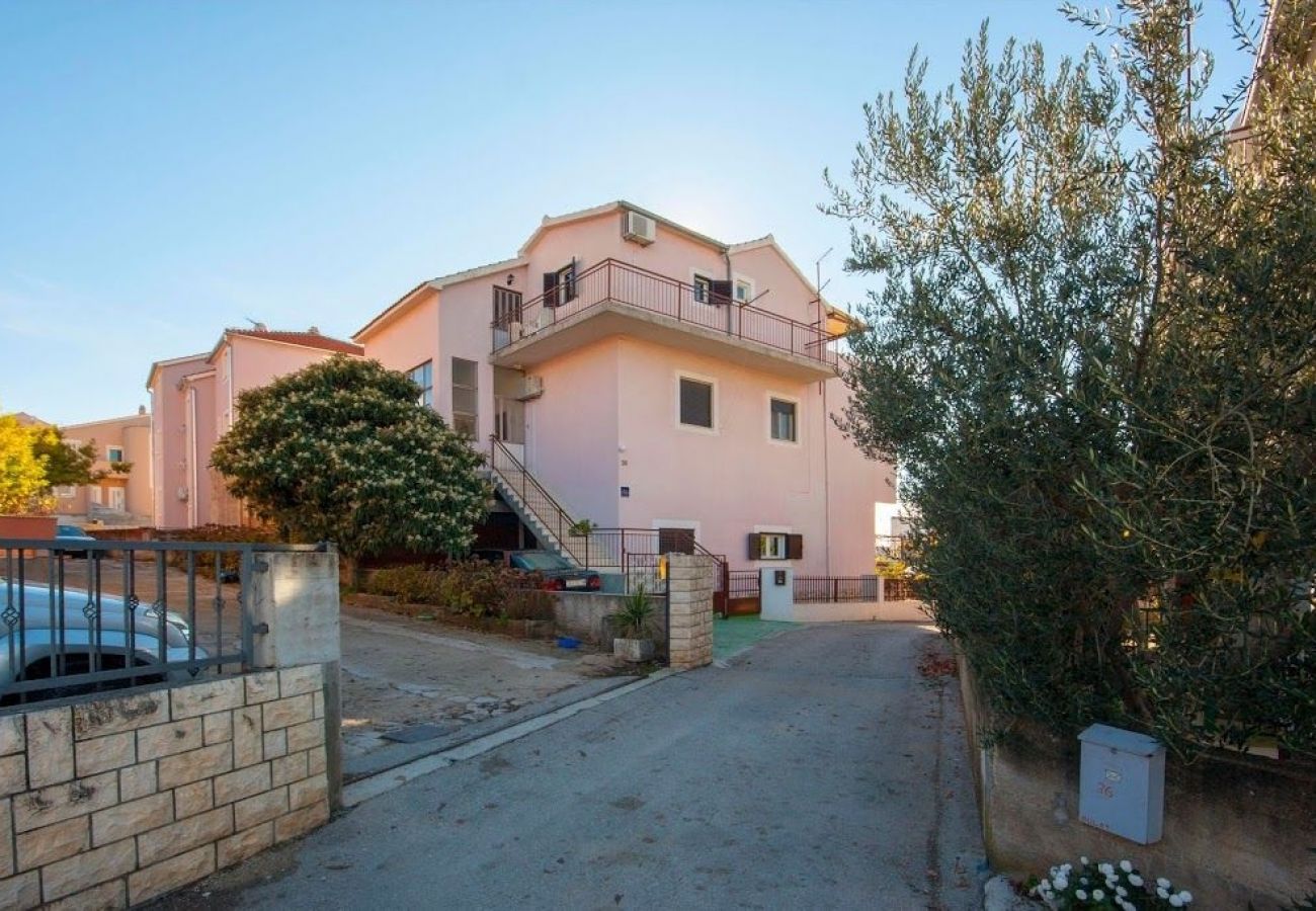 Ferienwohnung in Sibenik - Ferienwohnung in Brodarica mit Meerblick, Terrasse, Klimaanlage, W-LAN (3814-1)