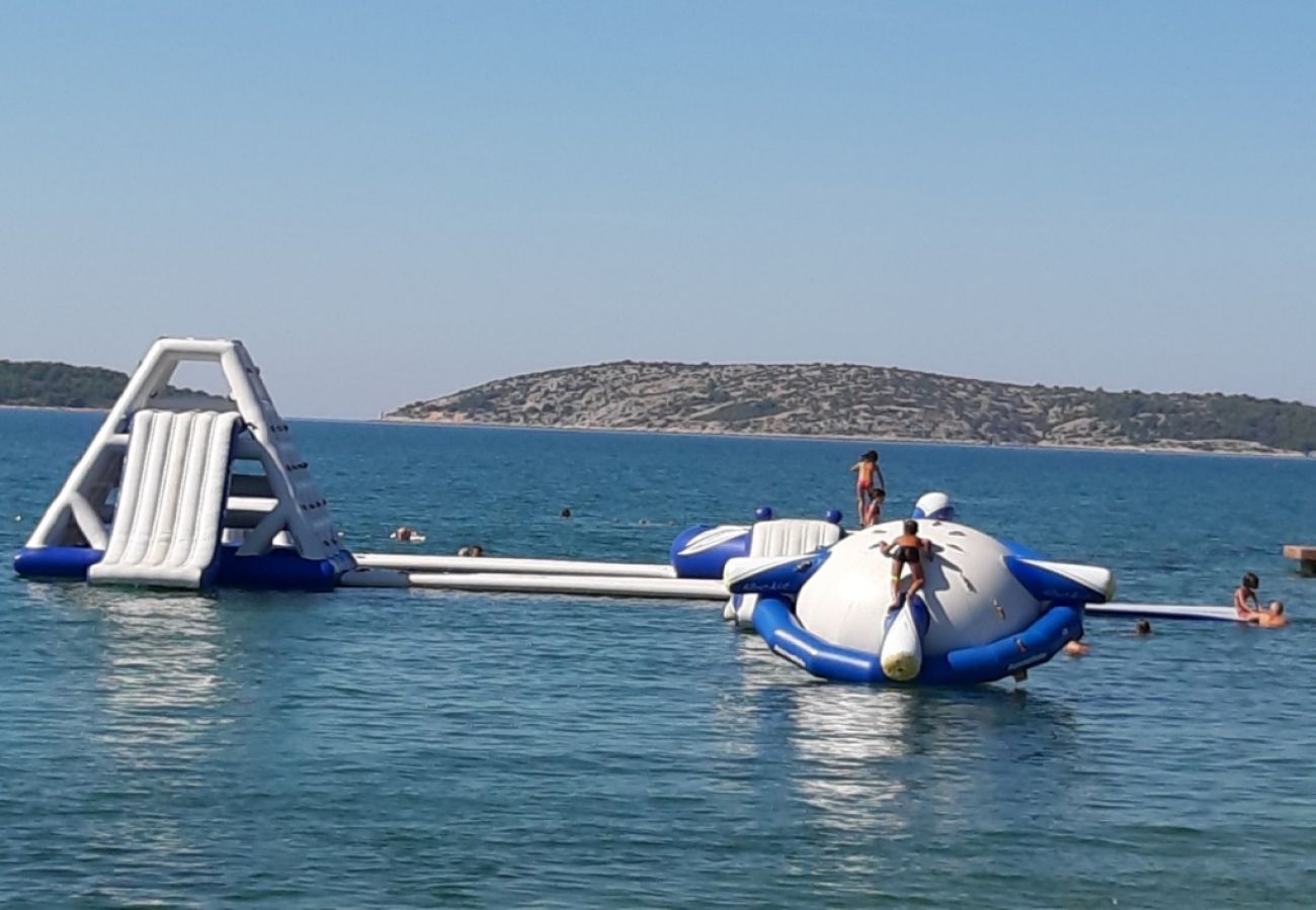 Ferienwohnung in Sibenik - Ferienwohnung in Brodarica mit Meerblick, Terrasse, Klimaanlage, W-LAN (3814-1)