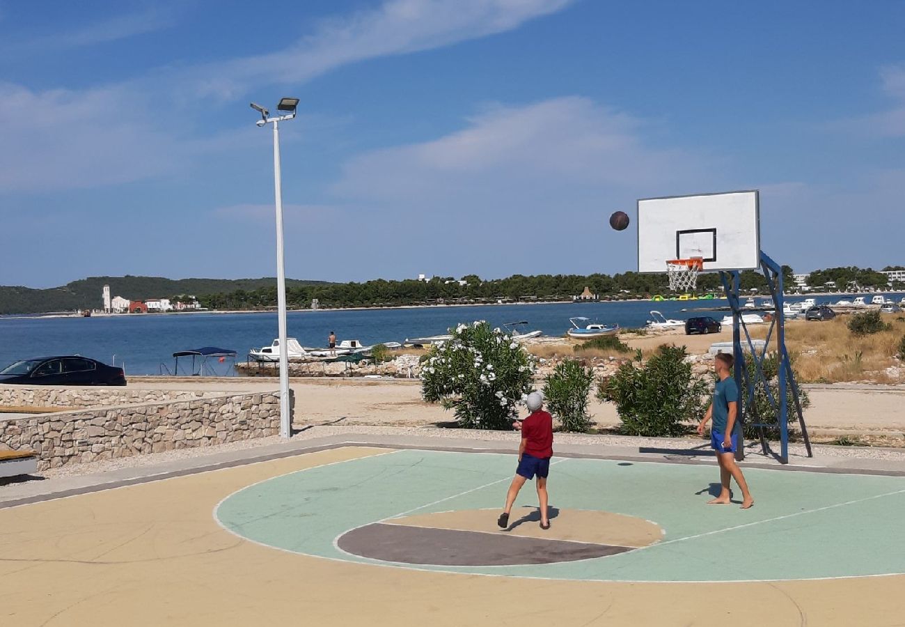 Ferienwohnung in Sibenik - Ferienwohnung in Brodarica mit Meerblick, Terrasse, Klimaanlage, W-LAN (3814-1)