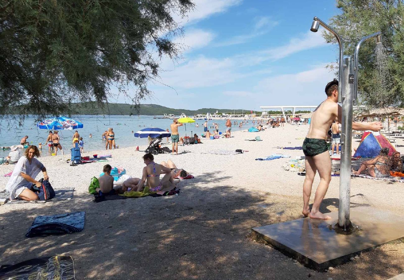 Ferienwohnung in Sibenik - Ferienwohnung in Brodarica mit Meerblick, Terrasse, Klimaanlage, W-LAN (3814-1)