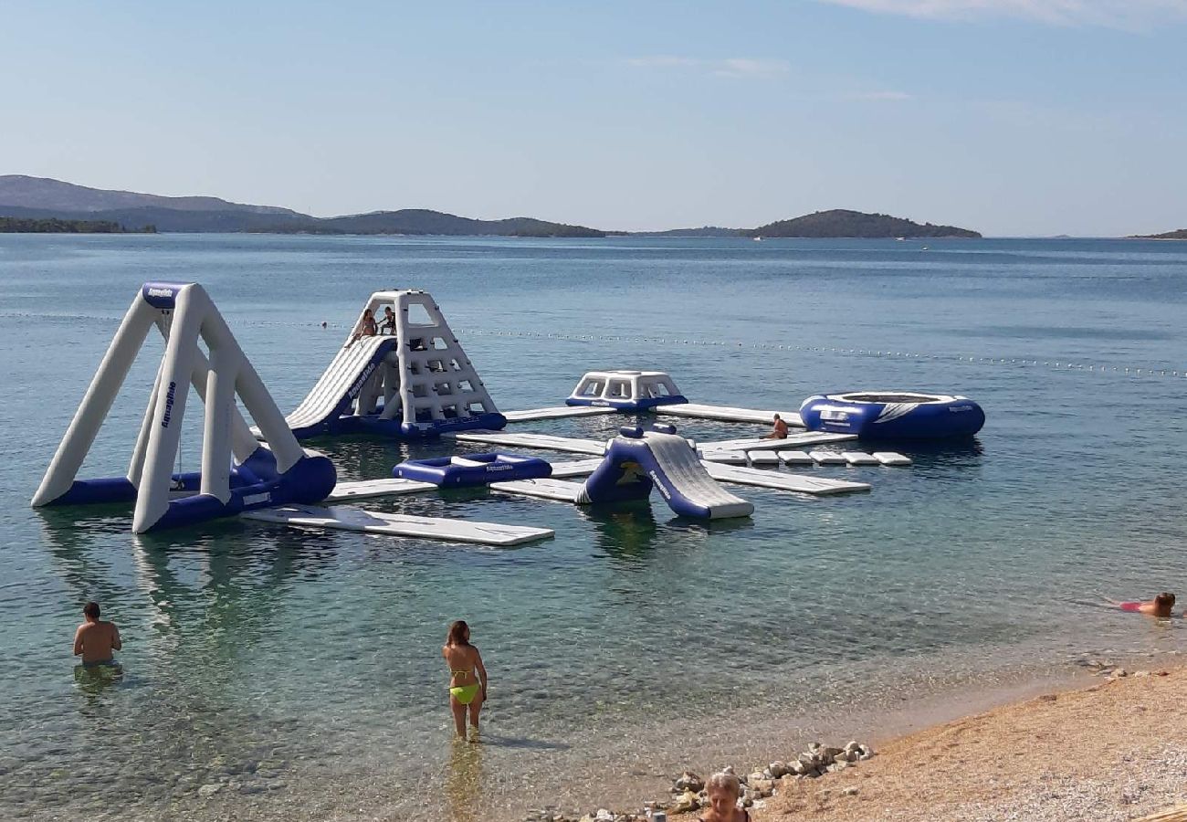 Ferienwohnung in Sibenik - Ferienwohnung in Brodarica mit Meerblick, Terrasse, Klimaanlage, W-LAN (3814-1)