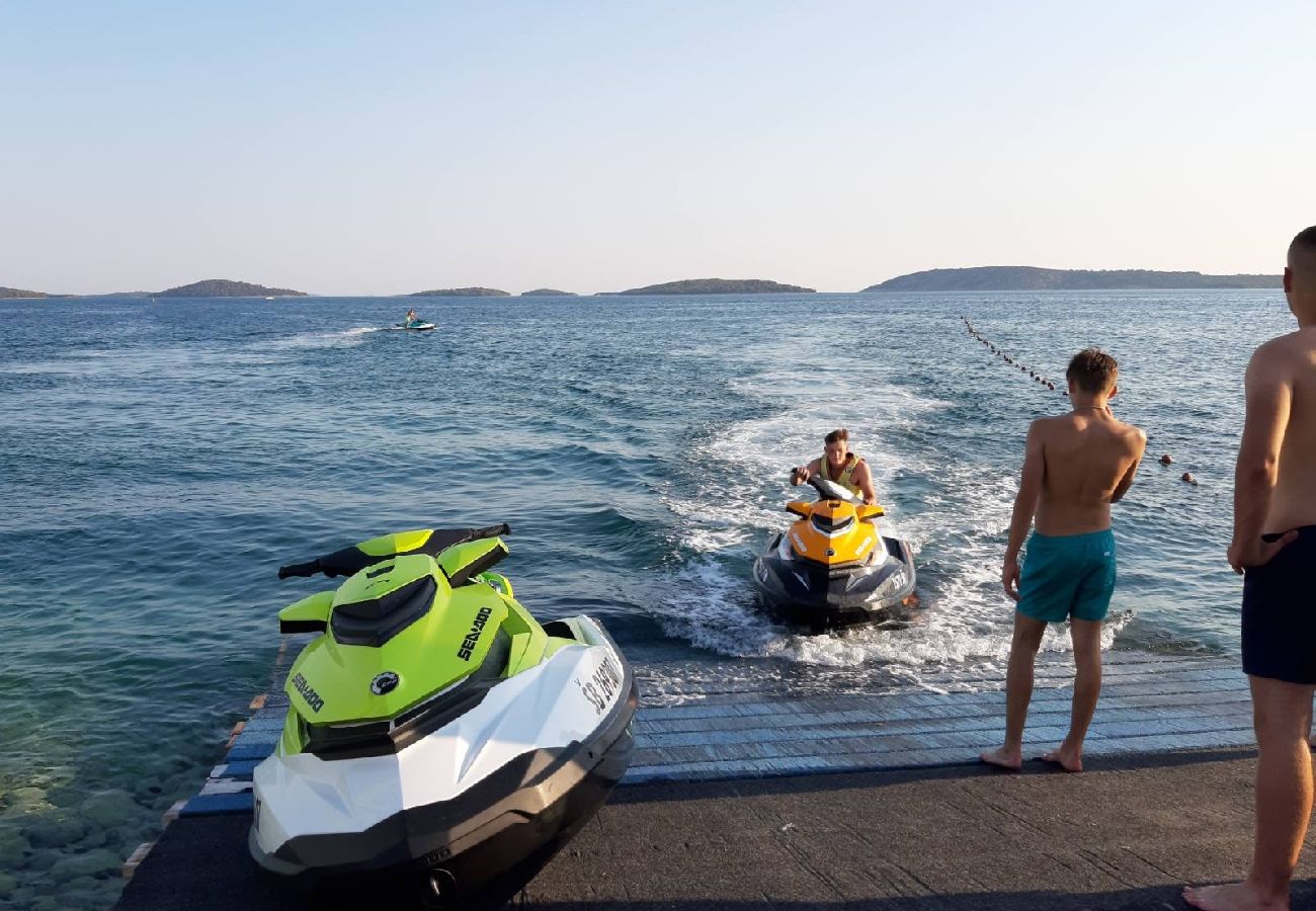 Ferienwohnung in Sibenik - Ferienwohnung in Brodarica mit Meerblick, Terrasse, Klimaanlage, W-LAN (3814-1)