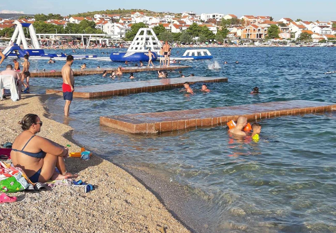 Ferienwohnung in Sibenik - Ferienwohnung in Brodarica mit Meerblick, Terrasse, Klimaanlage, W-LAN (3814-1)